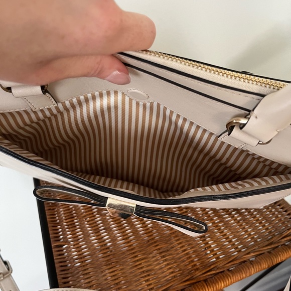 Kate spade purse with removable cross body strap - Picture 4 of 6